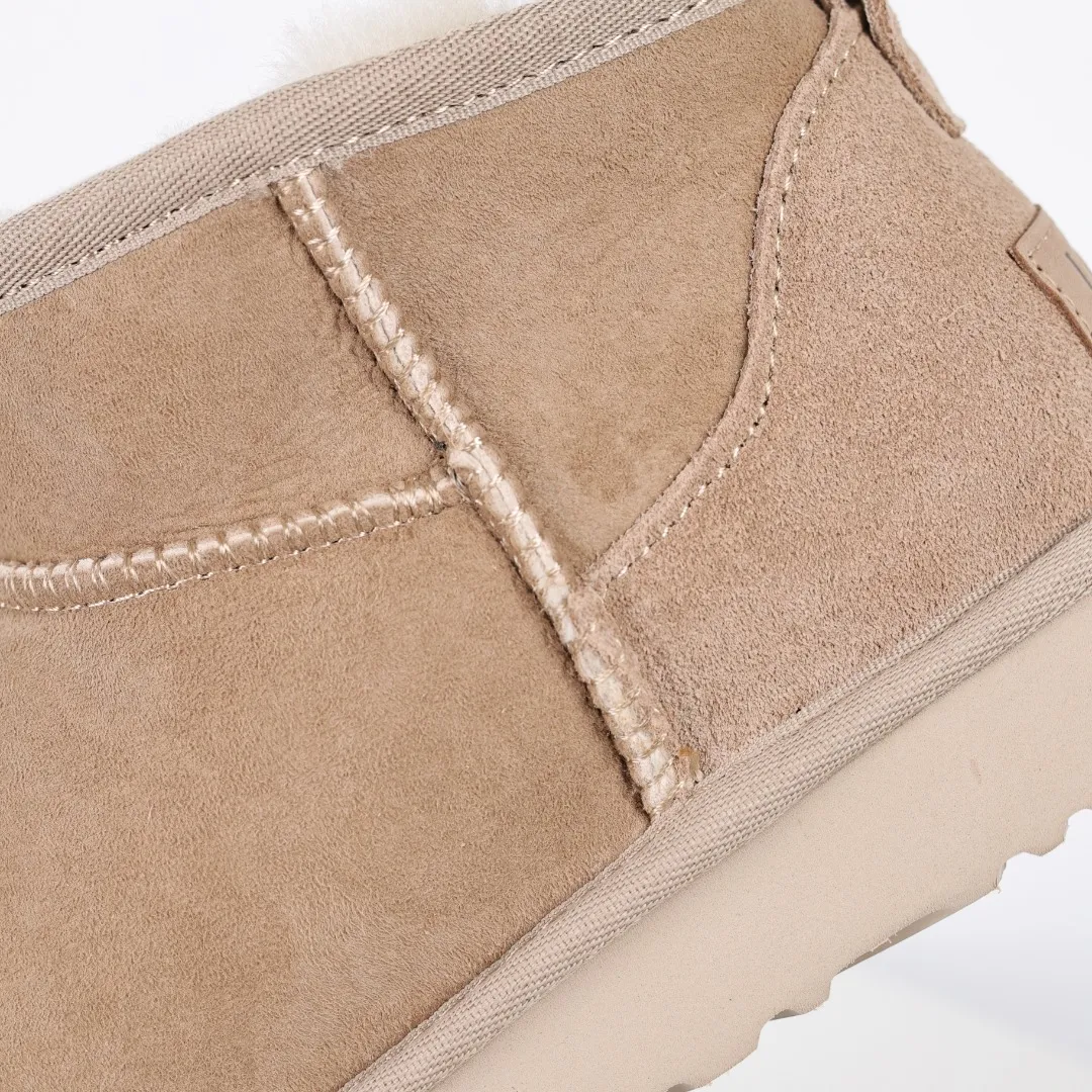 Pick up locally 💰520 Core recommendation Good price It is a very suitable choice for home furnishings. In the new year, uug launched a series of styles, which are partial to the preferences of young consumers and have also moved to the forefront of fashion trends. Shoe body material: water-repellent coated suede upper, 17mm UGGPURE™ implantable wool insole, lightweight non-slip and comfortable rubber outsole, with brand LOGO and trademark. Comes with a full set of packaging. Size: 35 36 37 38 39 40 41 42 43 44